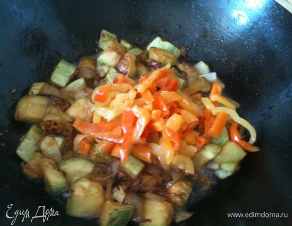 Добавить отжатый маринованый перц...