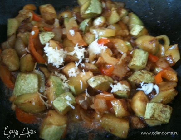 Добавить натертый на мелкой терке чеснок...