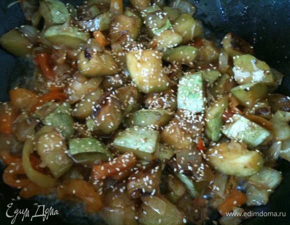 Посыпать обжареным кунжутом...