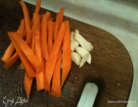 Морковь и чеснок нарезать брусочками...