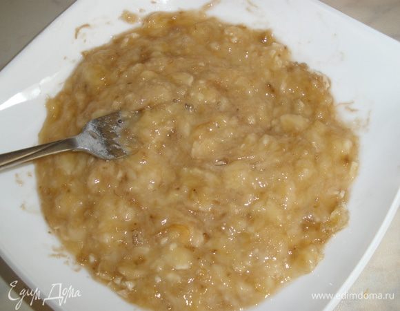 Бананы размять в пюре вилочкой. Лучше чтобы не совсем однородно, тогда у хлеба будет более интересная структура на мой взгляд. 