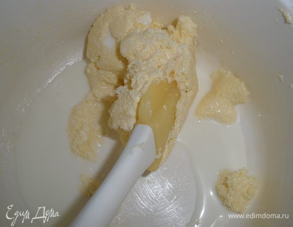 Масло растереть с сахаром до однородности. 
