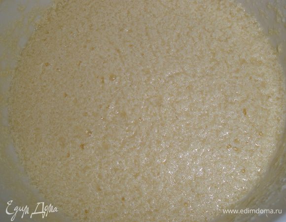 Затем влить молоко и яйцо.