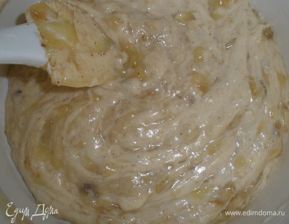 Добавляем банановое пюре и все перемешиваем. 