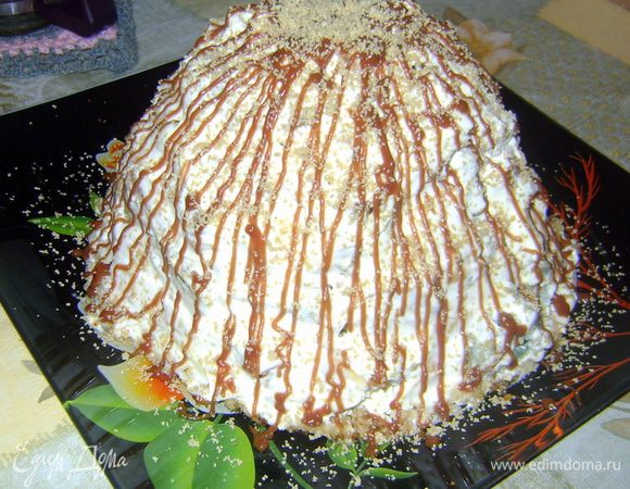 готовый бисквит разрезать...сначало  отрезать коржик,чтобы было основание,а остальной бисквит  разрезать на кусочки квадратики