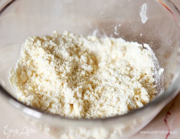 Натереть на крупной терке сливочное масло, добавить просеянную муку, растереть до крошки.