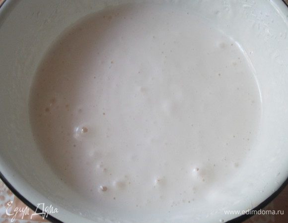 Сначала приготовим бисквит - без разделения яиц на желтки и белки. Нужно взбить яйца миксером около 10 минут, постепенно добавляя сахар взбивать ещё минут пять. Отдельно смешать муку, крахмал, соль и разрыхлитель, просеять и добавить к взбитым яйцам. Аккуратно перемешать. Выпекать в заранее разогретой духовке при температуре 180 градусов около 30 минут ( в зависимости от духовки).