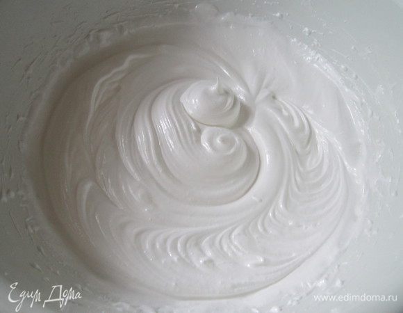 Приготовим безе. Яичные белки нужно взбить с сахаром до устойчивых пиков.Выпекать при температуре 80 градусов около 2-х часов (в зависимости от духовки). Безе я делаю двойную порцию, так как многие безешки не доживают до сборки торта)).