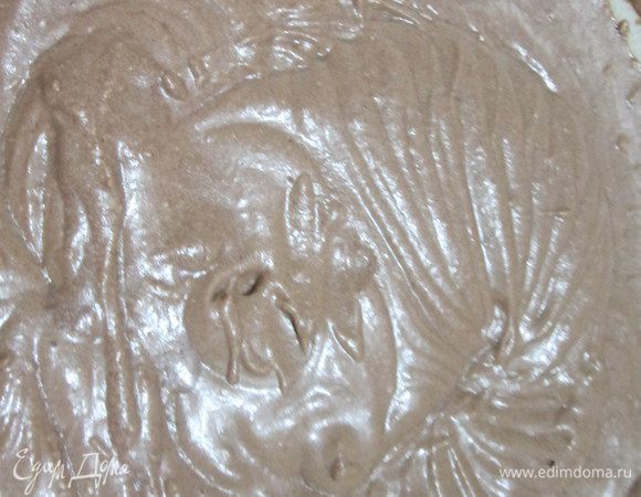 Для крема нужно взбить миксером размягчённое сливочное масло, постепенно добавляя сгущённое молоко и какао.