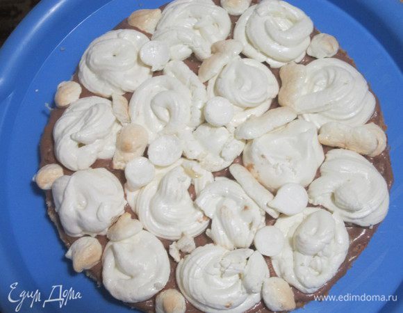 Собираем торт. Бисквит разрезаем на 2 коржа. Нижний корж смазываем кремом. Сверху выкладываем безе, стараясь заполнить промежутки между безе. Для этого я пекла ещё маленькие безешки. Можно просто поломать крупные безе. Сверху смазываем кремом, посыпаем измельчёнными грецкими орехами и накрываем вторым коржом. Бока торта обмазываем кремом. Сверху поливаем глазурью (соединить сахар, молоко и какао, помешивать до растворения сахара, добавить масло сливочное). И украшаем по желанию. Приятного аппетита!