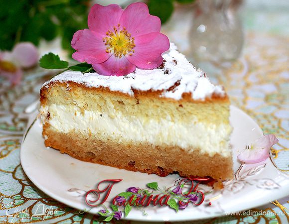 Отделяем желтки от белков,
желтки взбиваем с сахаром,
белки охлаждаем, добавляем щепотку соли,
взбиваем, добавляем пакетик ванильного сахара
и взбиваем до устойчивых пиков.
Медленно вводим белки в желтки
и осторожно смешиваем.
В муку добавляем разрыхлитель и крахмал,
перемешиваем, порционно просеиваем
в яичную массу очень аккуратно.
Перемешиваем только в одном направлении.
Это важно!
Духовку предварительно нагреть до 180 градусов.
Ставим в духовку на 45 минут.
Духовку в процессе не открывать!
Достаем из духовки, даем остыть.
Абсолютно холодный бисквит
разделить на коржи, пропитать сиропом
и промазать кремом.
Сверху обильно посыпать сахарной пудрой.
Делаем крем:
Творог, сливки, сахарную пудру,
сок лимона перемешиваем в большой миске
с помощью блендера, добавляем несколько капель ароматизатора.
Продолжаем взбивать, увеличивая скорость.
Крем должен быть пышным и держать форму.