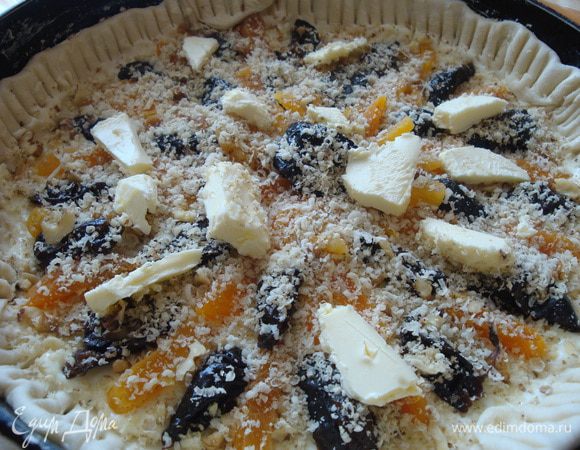 Орехи натереть на мелкой тёрке. Курагу, изюм и чернослив замочить в тёплой воде на 30 минут, затем воду слить, а сухофрукты обсушить и нарезать полосками.
Тесто раскатать в круглую тонкую лепёшку, уложить на смазанный небольшим колличеством масла противень, смазать сверху маслом, выложить и разровнять сыр, сверху разложить курагу и чернослив и посыпать изюмом. Положить на начинку кусочки сливочного масла и посыпать тертыми орехами. Поместить противень с пиццей в разогретую до 200 градусов духовку и выпекать 15-20 минут.