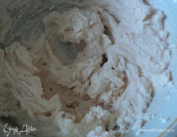 Творог растереть с 1 ст.ложкой сахара и 50гр йогурта.