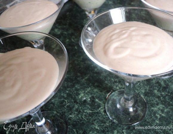 Сливки взбить с йогуртом до загустения, в конце добавить сахар.
Отложить 1 стакан взбитых сливок. В оставшиеся сливки влить, постоянно взбивая, оставшуюся 1/3 распущенного желатина, добавить ванильный сахар.
Выложить в бокалы поверх шпинатно-мятного суфле по 2-3ст.ложки сливочного суфле, поставить в холодильник на 15-20мин для застывания.
