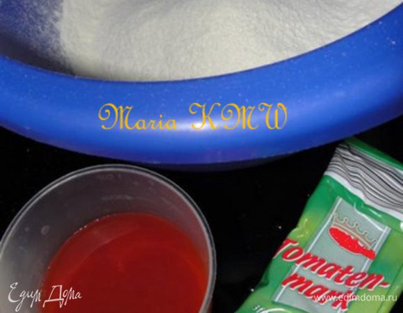 Наши продукты для шпетцле. Муку просеим в чашу.