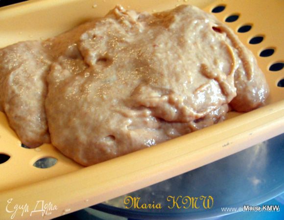 Далее укладываем нашу досточку-терку на кастрюлю с закипевшей, подсоленной водой.