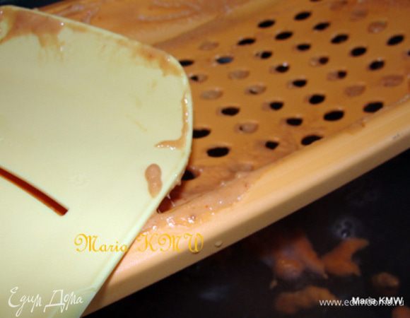 С помощью лопатки продавливаем тесто в кастрюльку.***Чтобы лапша быстрее и легче проскальзывала, советую облить досточку кипятком из кастрюли.***