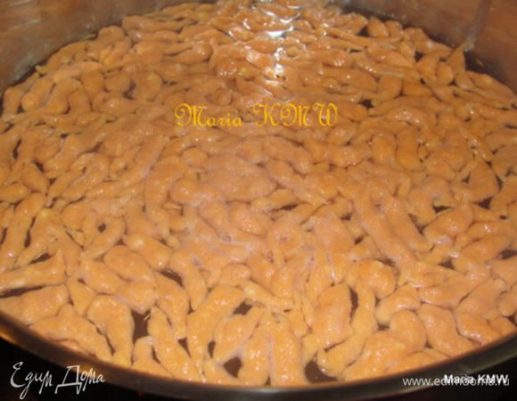 Если шпетцле всплыли, даем 1-2 минутки им провариться и вынимаем с помощью дуршлака. 