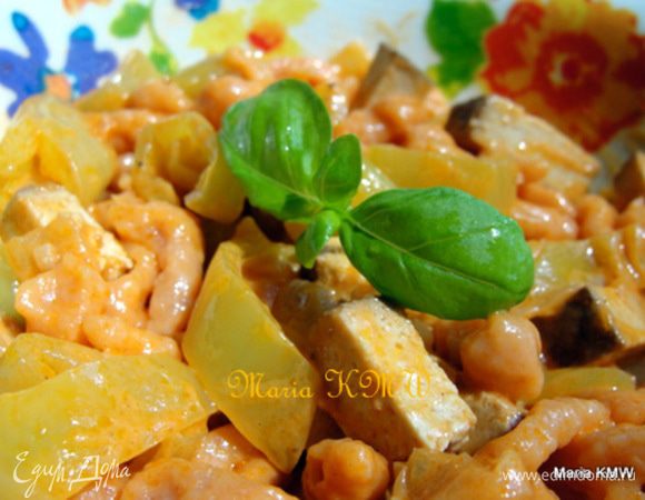 Для соуса почистим и порежем лук и чеснок. Слегка обжарим на раст. масле, добавим мелко порезанные перец и тофу. Обжарим все вместе, зальем томатным соусом. Даем 5 минут прожариться и добавляем сливки, соль, перец и специи по-вкусу. 
Приятного аппетита!