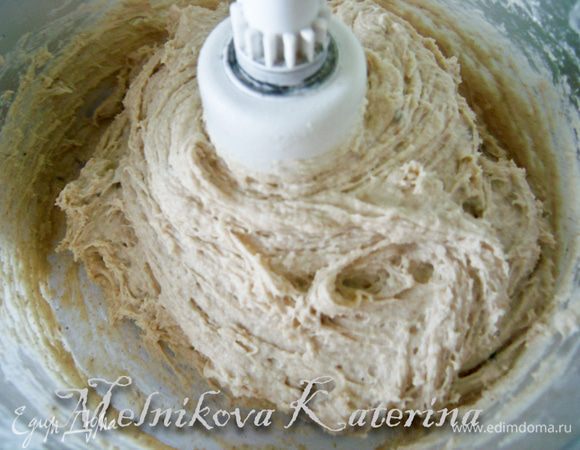 Добавить к муке дрожжи с водой, перемешать, и добавляя воду, замешивать тесто. 