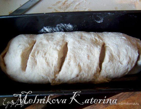 Обмять тесто. Переложить в форму для запекания (можно просто сформировать лепешку и выложить на противень), сделать ножом надрезы глубиной 1-1,5 см. 