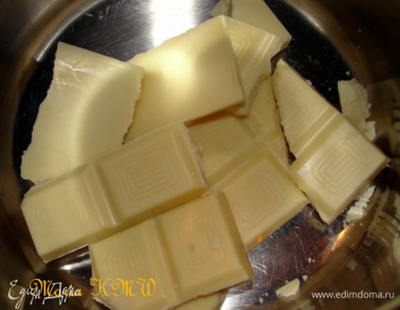 На водяной бане растопить белый шоколад. 