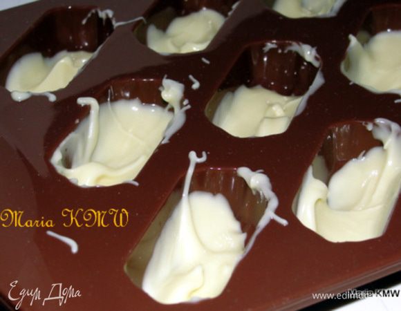 Промазать шоколадом дно формочек и остудить в холодильнике, прикрыв формочку пищевой пленкой.