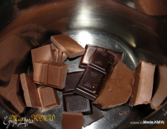 Смешать темный, горький шоколад и нугат. Растопить на водяной бане.