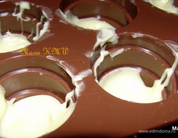 Выложить аккуратно, с помощью десертной или чайной ложечки или лопаточки, на уже застывший белый шоколад.