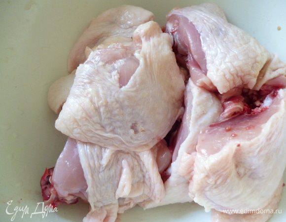 Мясо нарезать (в моем случае бедрышки ).