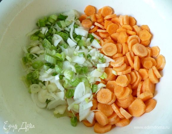 Нарезать морковку и лук.Я для этого блюда обычно использую молоденькую морковку и свежий лук,белую часть.
