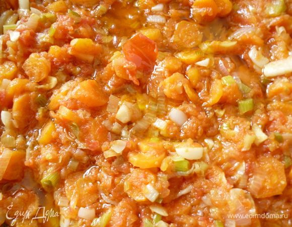 В сковородке с оливковым маслом сначала обжарим кусочки курицы,сложим их в казан,а затем на сковороду отправляем морковь с луком и слегка обжарим минуты 3- 4,добавим чеснок и еще обжарим 1минуту,затем добавим натертые помидоры и тушим минут 10,что бы испарилась немного жидкость и помидоры приобрели аромат.Выкладываем готовую смесь к мясу,добавляем немного воды и тушим на медленном огне 20-25минут(до полуготовности мяса).