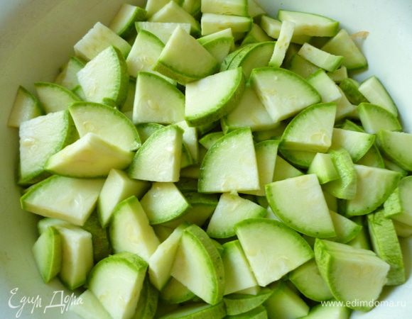 Кабачки нарезать на 4части вдоль и затем поперек пластинами.