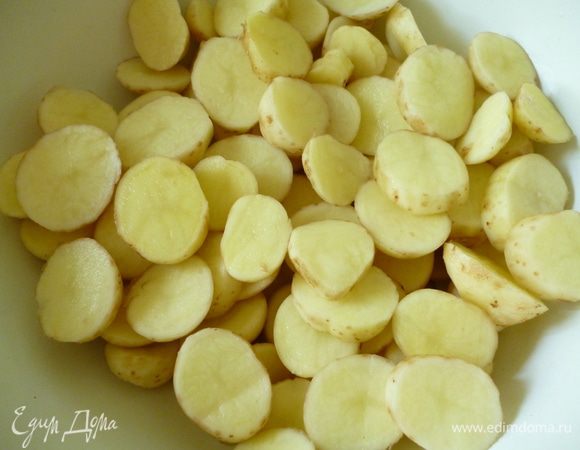 Картофель чистим и нарезаем тоже пластинами.
