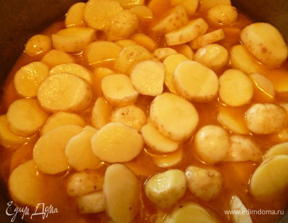 Выкладываем в казан поверх мяса сначала слой кабачков,затем слой картофеля,добавляем воды до уровня картошки(блюдо не должно быть сухим,оно должно быть похожим на густой суп),пробуем на соль,если надо добавляем,закрываем крышкой и тушим до готовности картофеля(еще минут 20).Открываем крышку,добавляем зелень,аккуратно перемешиваем снизу вврех и все!Можно приступать к трапезе.Приятного вам аппетита!