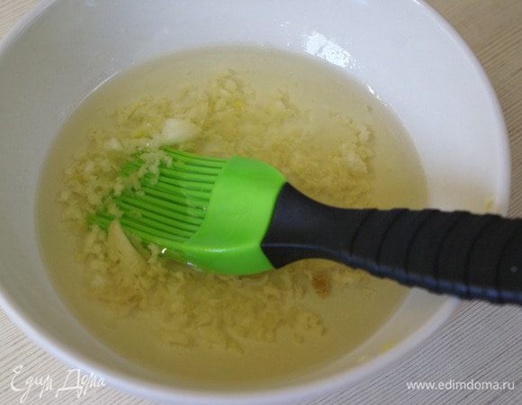 Приготовим смазку для булочек: оливковое масло смешать с выдавленным чесноком (2 шт.) и дать маслу настоятся. 