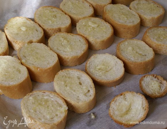 Каждую часть булки помазать оливковым маслом с чесноком при помощи кисточки для выпечки. 