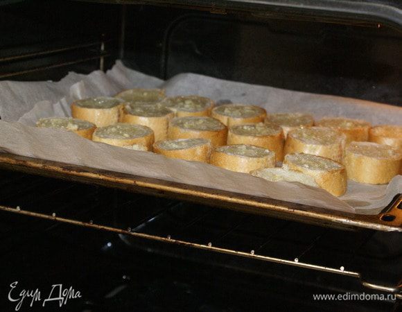 Выложить на бумагу для выпечки. 