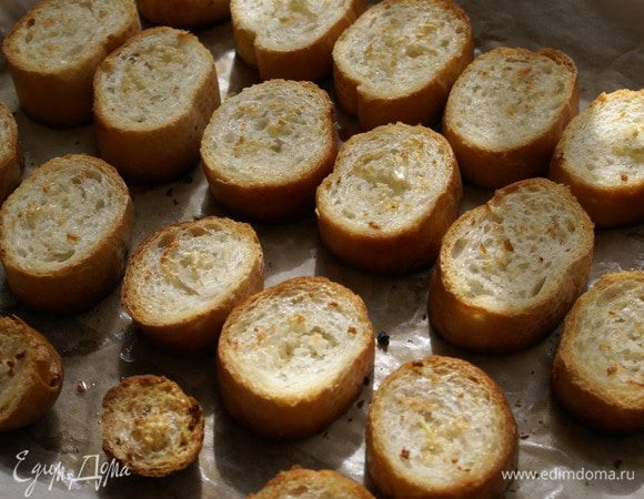 Выпекать 6-10 минут, до легкого золотистого цвета. 