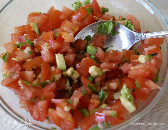 Добавить измельченную петрушку. Соль, перец - по вкусу.