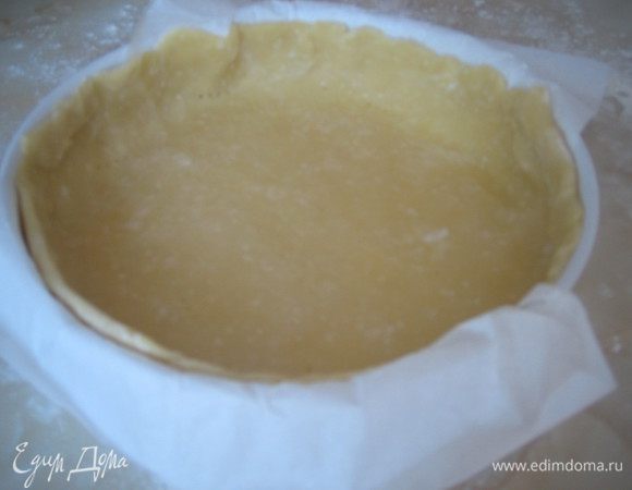 Вынуть тесто и дать немного постоять.Раскатать на столе посыпанным мукой и положить в форму(у меня бумага для выпечки).Наколоть вилкой и поставить в морозилку на 10-15 минут.