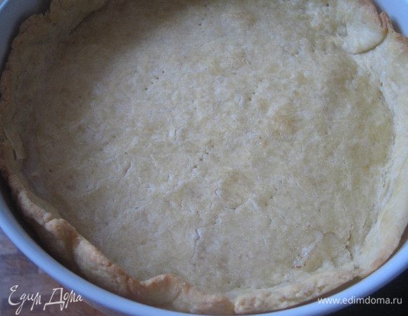 Духовку разогреть до 210 градусов и печь тесто с грузом(положить на тесто бумагу для выпечки и насыпать сырую фасоль)20 минут и еще 5 минут без груза.Смазать готовое горячее тесто слегка взбитым белком и дать тесту полностью остыть.