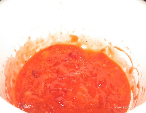 Клубничная прослойка:Слегка размять клубнику ,положить в сотейник добавить воду,сахар,крахмал,лимонный сок и перемешать,чтобы жидкость впиталась.Поставить на огонь и дать прогреться секунд 30 постоянно помешивая.Переложить в миску чтобы полностью охладить.