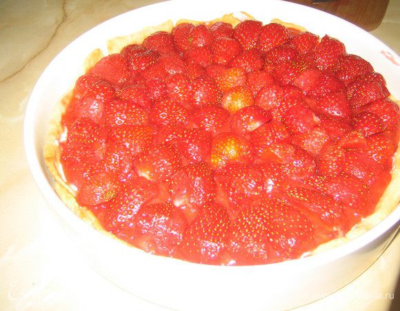 Начинаем собирать тарт:На тесто слой творожной массы,слой сваренной клубники.Сверху свежую клубнику порезанную на кусочки.
