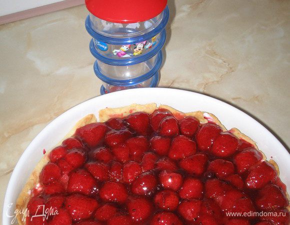 Желе прогреть и смешать с водой.Аккуратно покрыть клубнику желе.Приятного аппетита!!!