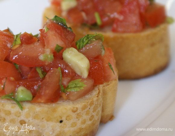 Выложить на каждый кусочек салата.
