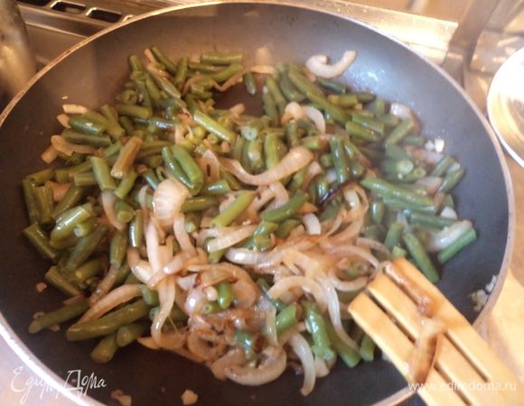 Лук режем полукольцами и обжариваем на сильном огне до корочки. Добавляем рубленный чеснок и жарим еще пару секунд. 