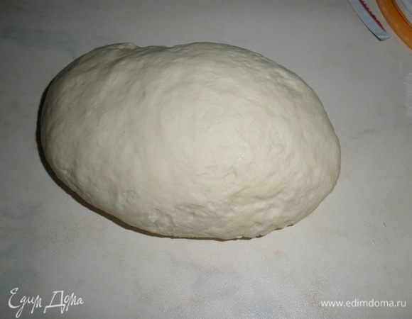 Добавить растительное масло. Вмесить его в тесто. Переложить колобок на припыленный мукой стол для замеса. 