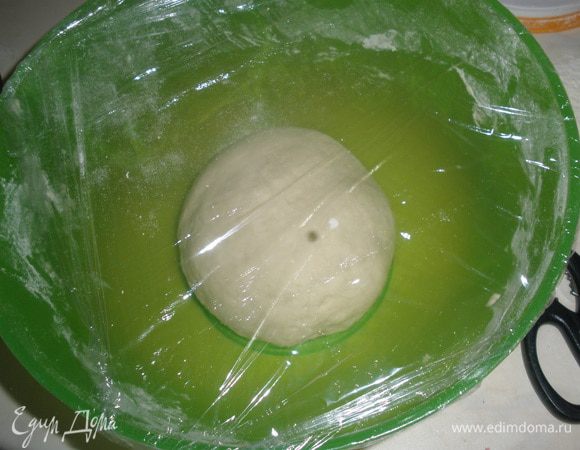 Месить тесто руками примерно 5 минут. Сначало тесто было тугим. Но потом, оно размялось и стало очень приятным, гладким и нежным. Тесто НЕ ДОЛЖНО ЛИПНУТЬ К РУКАМ! Выложить обратно в миску, накрыть пленкой и отправить в тихое и теплое местечко на 1,5 часа для расстойки.