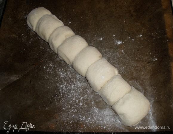 Каждый кусочек округлить. Противень застелить бумагой для выпечки. На него выложить шарики из теста друг за другом, чтобы они прижимались бочками. Как гусеница :)Оставить еще на 40-60 минут для расстойки. Накрыть полотенцем. Он опять должен подрости. 